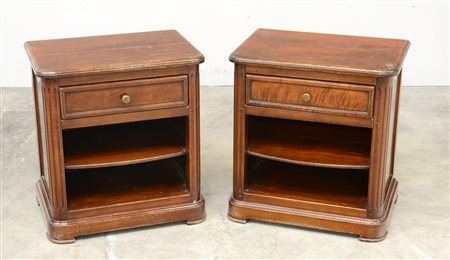 Coppia di comodini ad un cassetto sottopiano e vani a giorno (cm 50x55x35)