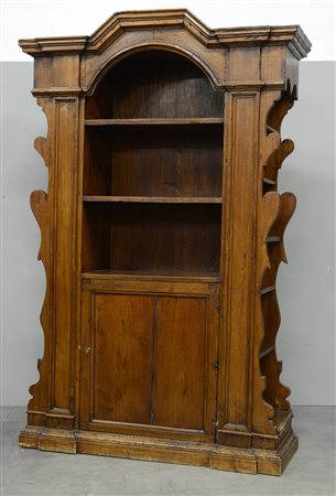 Confessionale trasformato a libreria con ripiani a giorno e anta sul fronte....