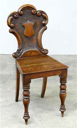 Sedia con schienale sagomato e intagliato, piedi torniti