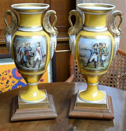 Coppia di vasi biansati in porcellana smaltata color ocra con rilievi in oro,...