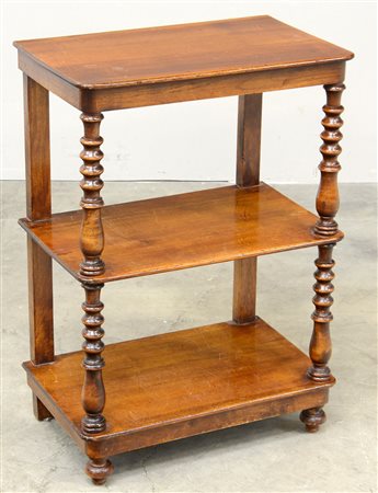 Etagere a tre ripiani in noce con montanti torniti (cm 50x72x32)