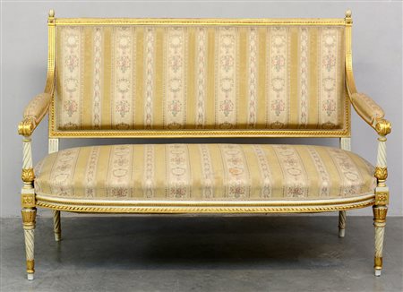 Divano a due posti stile Luigi XVI in legno laccato bianco con rilievi in...