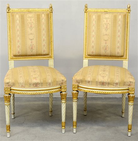 Coppia di sedie stile Luigi XVI in legno laccato bianco con rilievi in oro,...