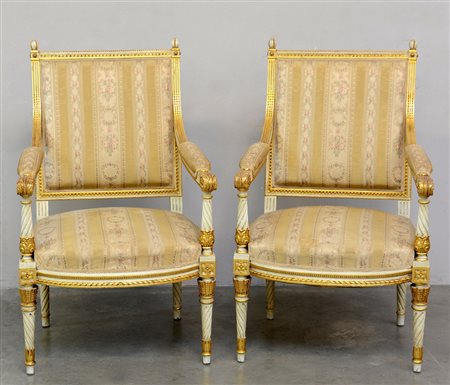 Coppia di poltrone stile Luigi XVI in legno laccato bianco con rilievi in...