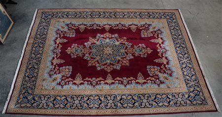 Tappeto europeo, disegno koranÏ con medaglione azzurro e blu su fondo...