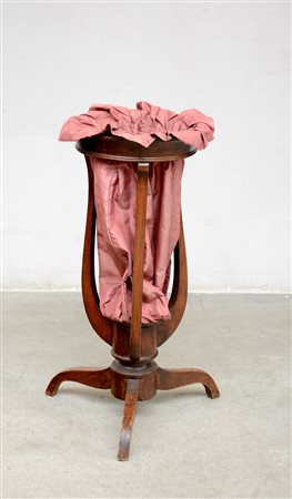 Cestino da lavoro in noce di forma tonda con gambe e montanti sagomati. Sec....