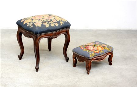 Lotto composto da due poggiapiedi del sec. XIX rivestiti in tessuto a piccolo...