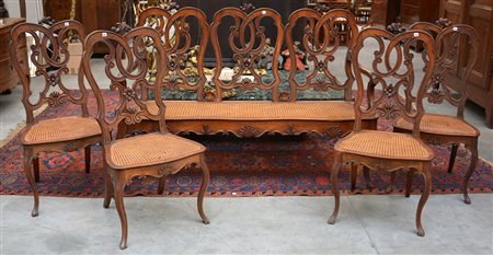 Fornitura da salotto in noce con schienali a cartelle traforati e intagliati...