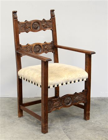 Poltrona "Rinascimentale" con schienale a giorno e cartelle intagliate a...