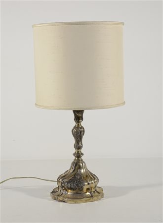 Candeliere in argento con base sagomata decorata a motivi vegetali montato a...