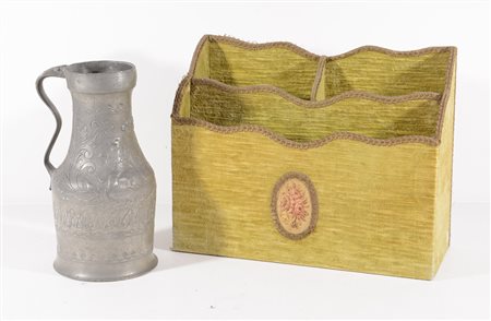 Lotto composto da un portariviste e una brocca in peltro.