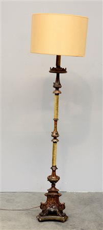 Lampada a stelo in legno intagliato decorata a motivi vegetali