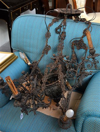 Lampadario a sei fiamme in metallo laccato nero on braccia decorate ad...