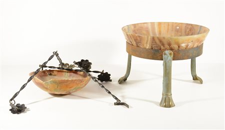 Lotto composto da due portavasi in metallo e pietra (difetti e mancanze)