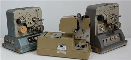 Lotto di tre proiettori per film di marche differenti, in custodie (difetti)