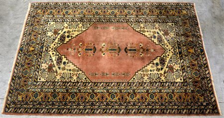 Tappeto Sparta Anatolia sec. XX. Disegno a medaglioni rosa su fondo bianco...