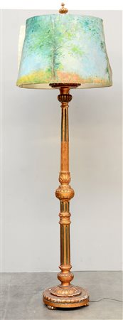 Lampada da terra a tre luci in legno intagliato e dorato con paralume dipinto...