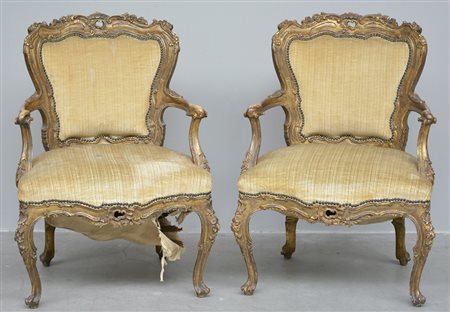 Coppia di poltrone in oro e velluto con schienale e montanti intagliati e...