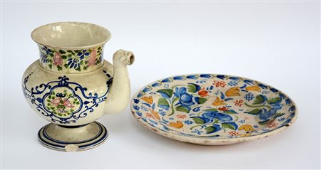 Lotto composto da un versatoio e un piatto in maiolica di manifatture diverse...