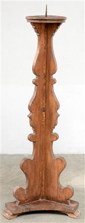 Portacero in legno laccato con montanti sagomati poggianti su pianetto. Sec....