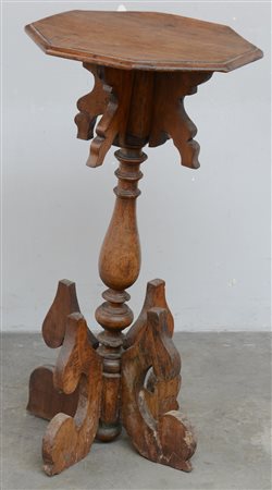 Tavolino con pianetto di forma ottagonale e base a colonna tornita decorata...