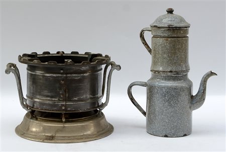 Lotto composto da un fornelletto da viaggio ed una caffettiera in metallo...