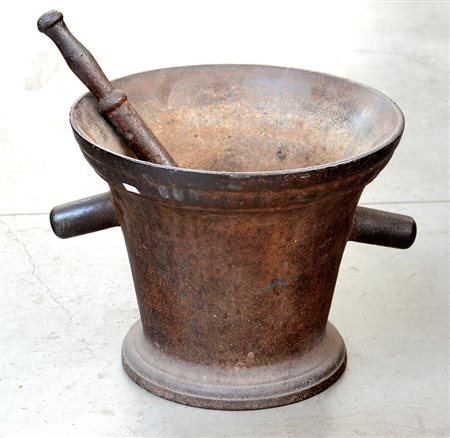 Grande mortaio biansato in ferro a corpo liscio (h cm 35)