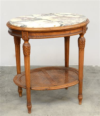 Tavolino ovale in noce intagliato stile Luigi XVI, piano superiore in marmo,...