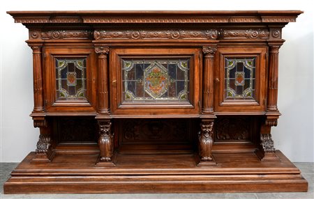 Grande credenza in noce scolpito con struttura architettonica e fronte con...