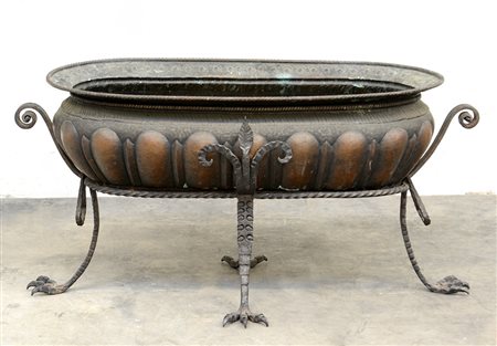 Fioriera ovale con struttura in ferro battuto su piedi a zampa di rapace e...