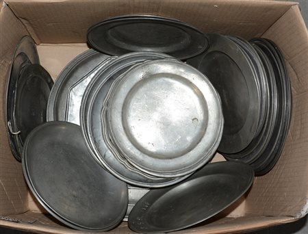 Cartone contenente numerosi piatti in peltro di epoche differenti (difetti)