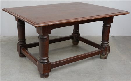 Tavolo di forma rettangolare in noce con base a quattro colonne tornite...