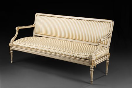 Divano in legno laccato e dorato con schienale e braccioli sagomati. Montanti...