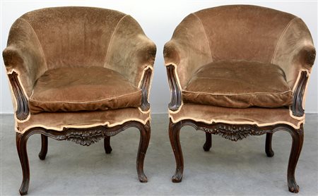 Coppia di poltroncine con seduta avvolgente rivestite in tessuto marrone,...