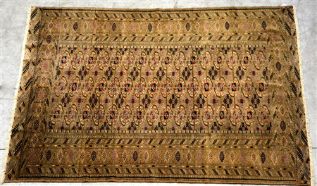 Tappeto Bukara Kerki, Turkestan occidentale, sec. XX. Disegno a gul su fondo...