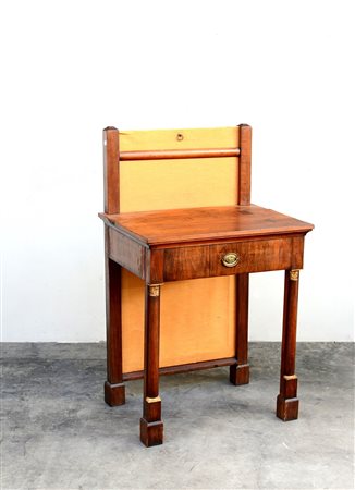 Scrittoietto in noce con parascintille ad un cassetto sottopiano. Gambe a...