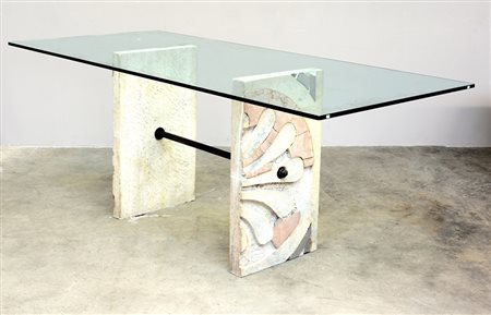 Tavolo da pranzo con basi in marmi policromi e traversa in ferro e bronzo....