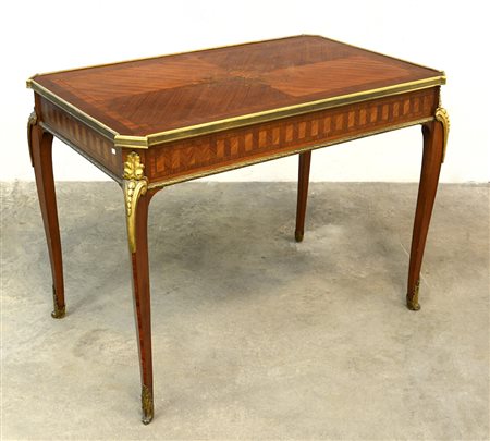 Tavolo lastronato filettato e intarsiato al centro a fiori e foglie, fascia...