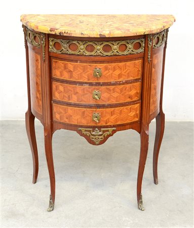 Comoncino a mezza luna lastronata a marqueterie e filettato, fascia e fregi...