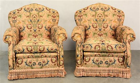 Coppia di poltrone con schienale sagomato rivestito in tessuto a fiori