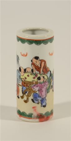 Piccolo porta incenso in porcellana policroma decorato con fanciulli che...