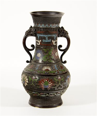 Vaso biansato in cloisonnË con decorazione floreale e anse a forma di...