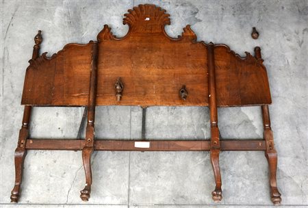 Antico letto in noce con testata sagomata e intagliata, montanti torniti...