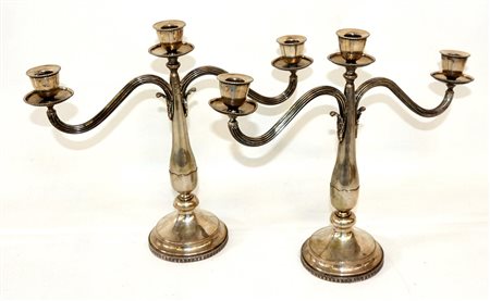 Coppia di candelabri a tre fiamme in argento decorati con godronature e...