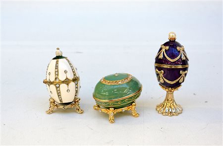 Lotto di tre uova stile FarbergÈ in metallo smaltato e decorato con strass