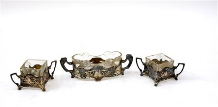 Gruppo di tre saliere in argento decorato a motivi floreali stilizzati con...