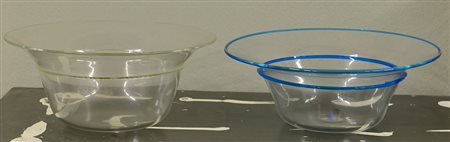 Manifattura di Murano. Lotto di due bacili in vetro incolore con bordo...