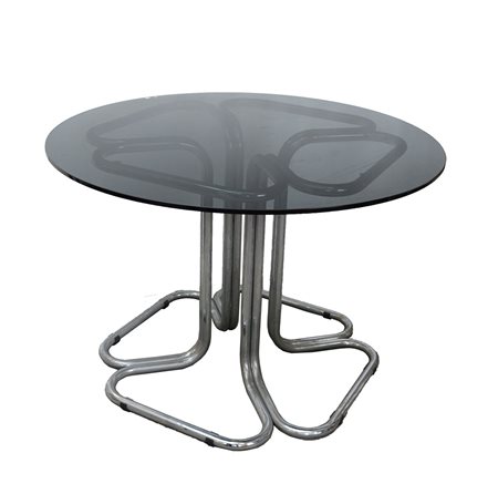 Tavolo con struttura tubolare in metallo cromato. Piano tondo in vetro fumË....