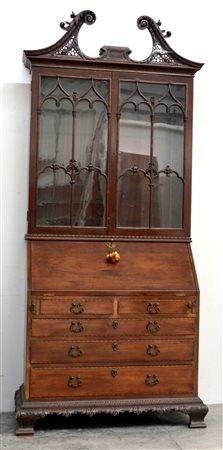 Trumeau in mogano con parte superiore a due ante a vetri decorate da listelli...