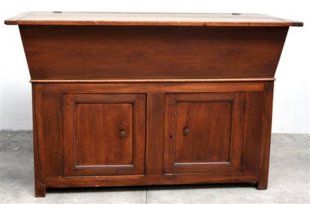 Madia in noce con piano apribile e due sportelli sul fronte, sec. XIX (cm...